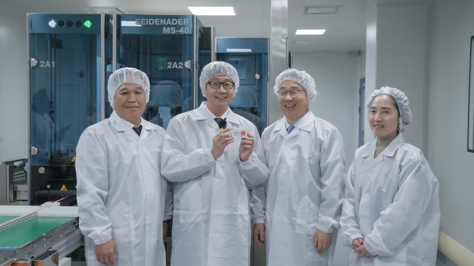 탄저백신 '배리트락스'를 생산 및 포장하는 시설을 점검하고 있는 임승관 청장